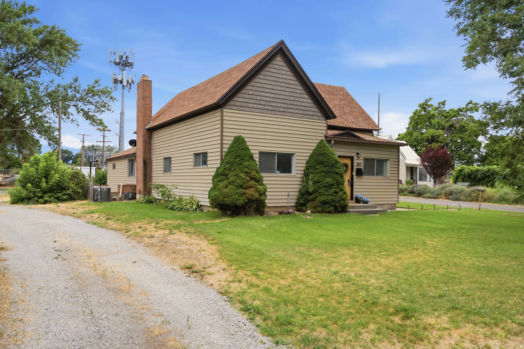 Large driveway offers plenty of room for parking.