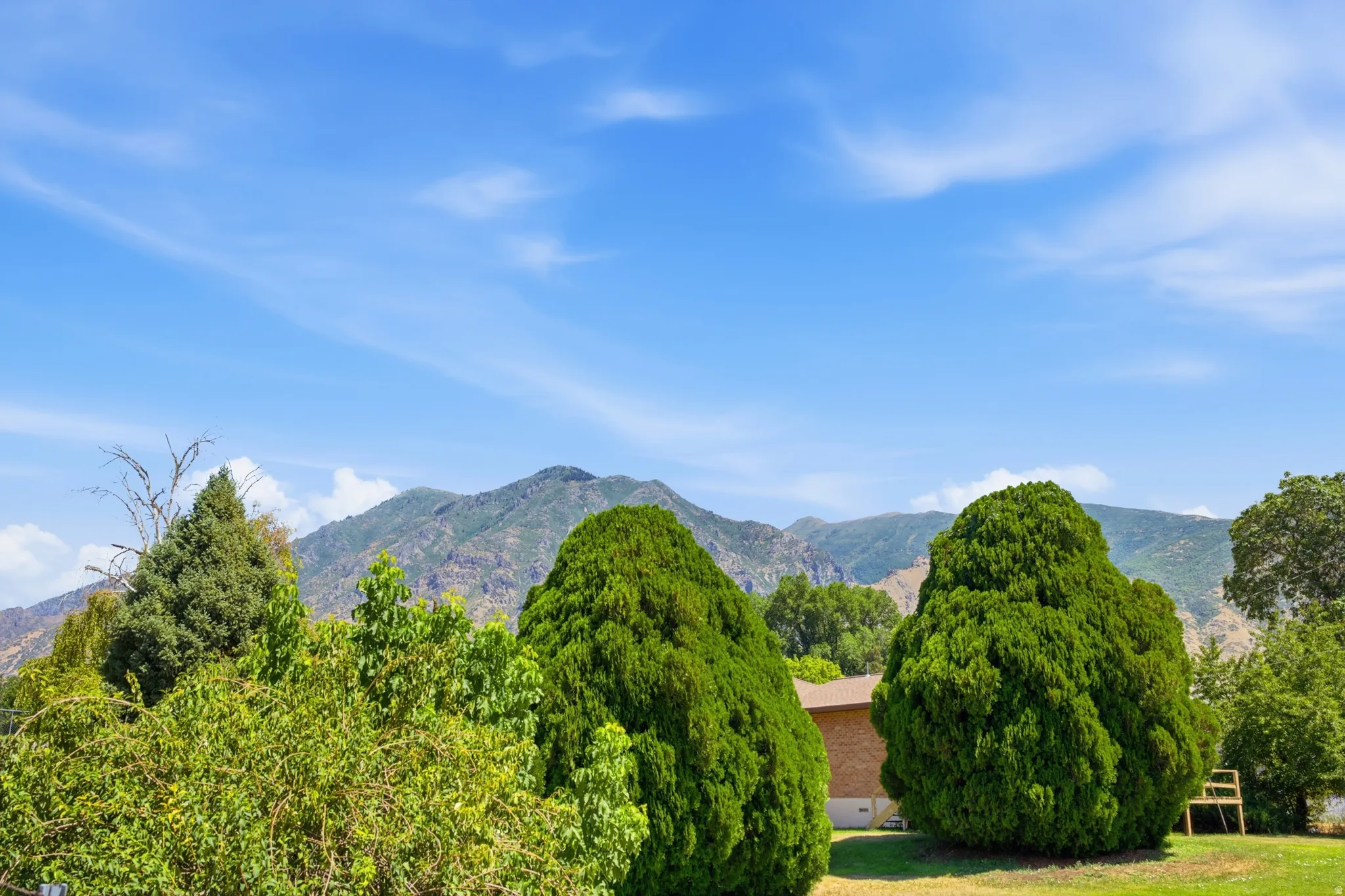 Expansive mountain scenery to the East