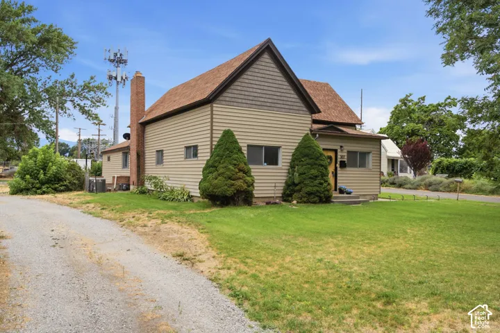 Large driveway offers plenty of room for parking.