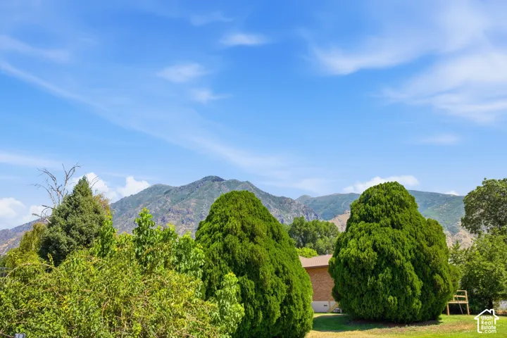 Expansive mountain scenery to the East