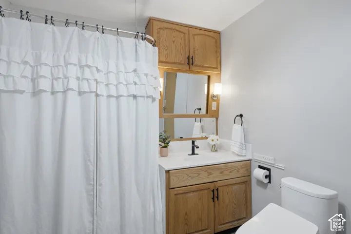 Bright, cheerful bathroom