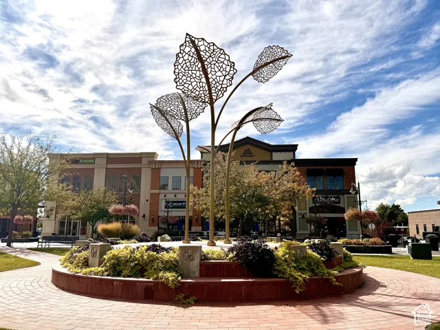 The heartbeat of Holladay. Parks, restaurants, Jazz on the Plaza, and shopping.
