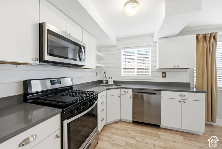 Stainless steel appliances and a gas range make this kitchen a pleasure to cook in!