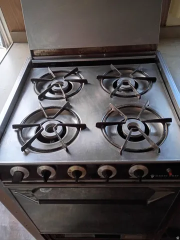 Stainless steel four-burner gas range with integrated oven