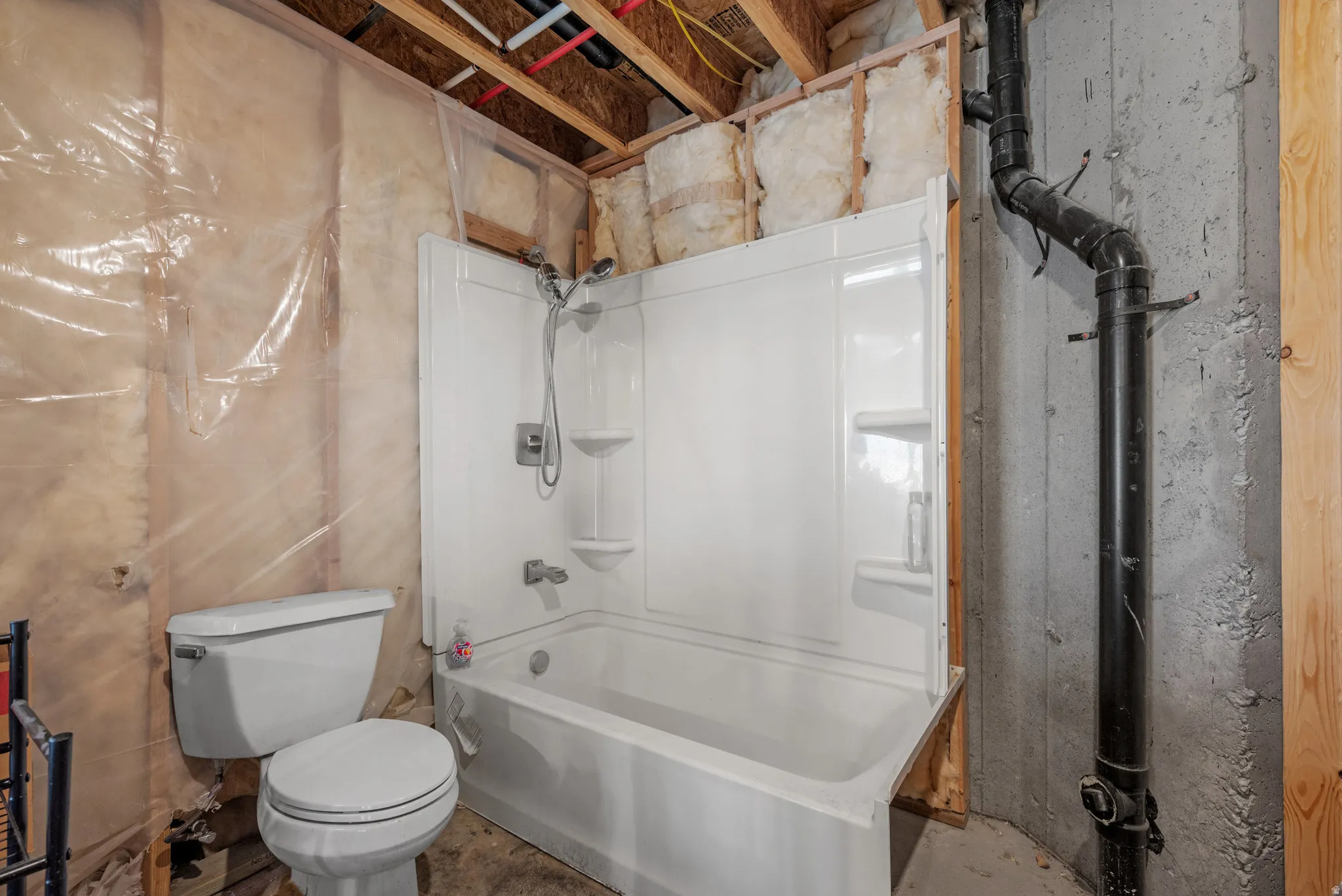 White tub/shower combination with integrated shelving