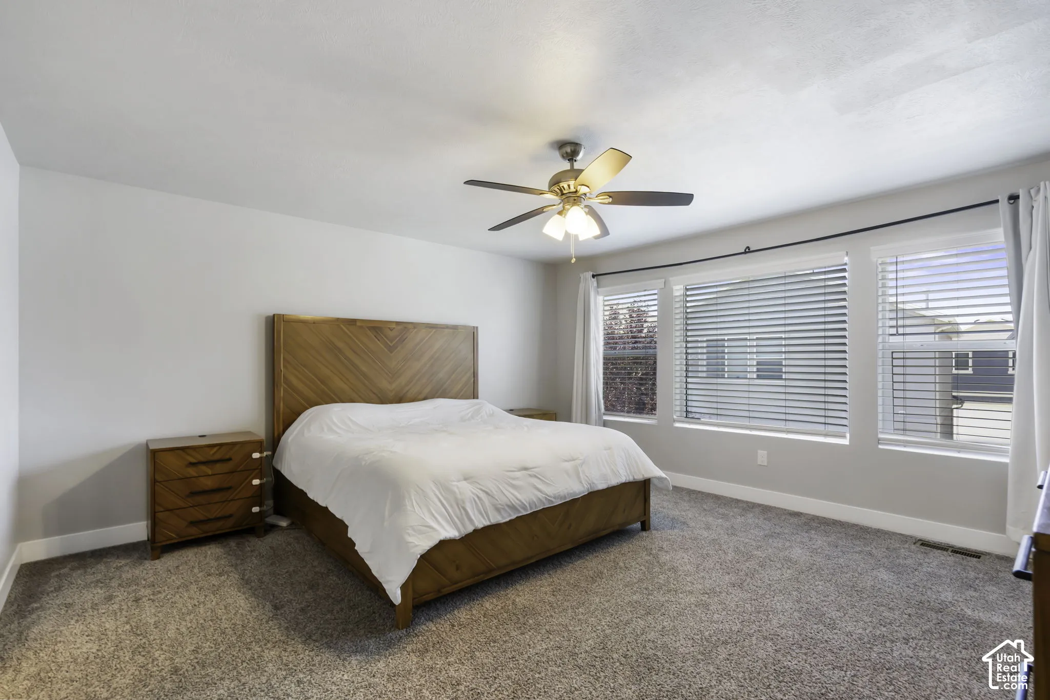 Spacious room featuring neutral carpeting and light-toned walls