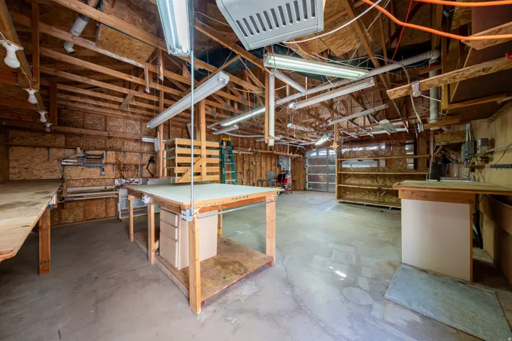 Detached 2 car garage/ workshop