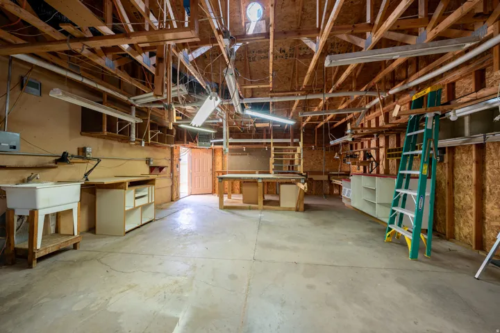 Detached 2 car garage/ workshop