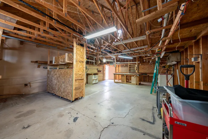 Detached 2 car garage/ workshop