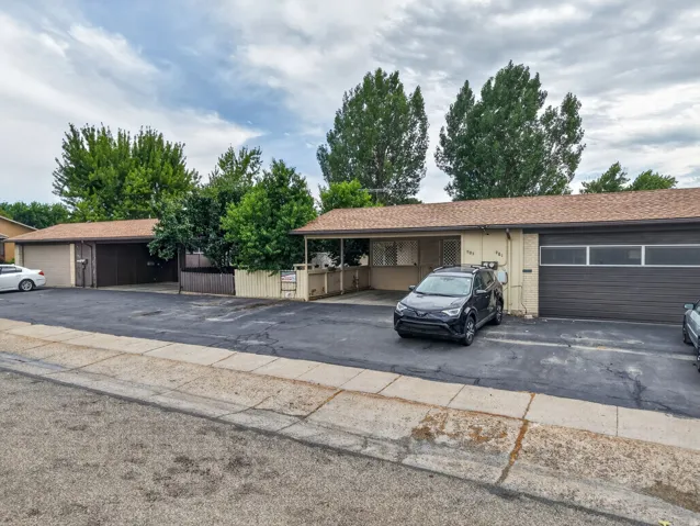 Attached garage parking with individual unit access