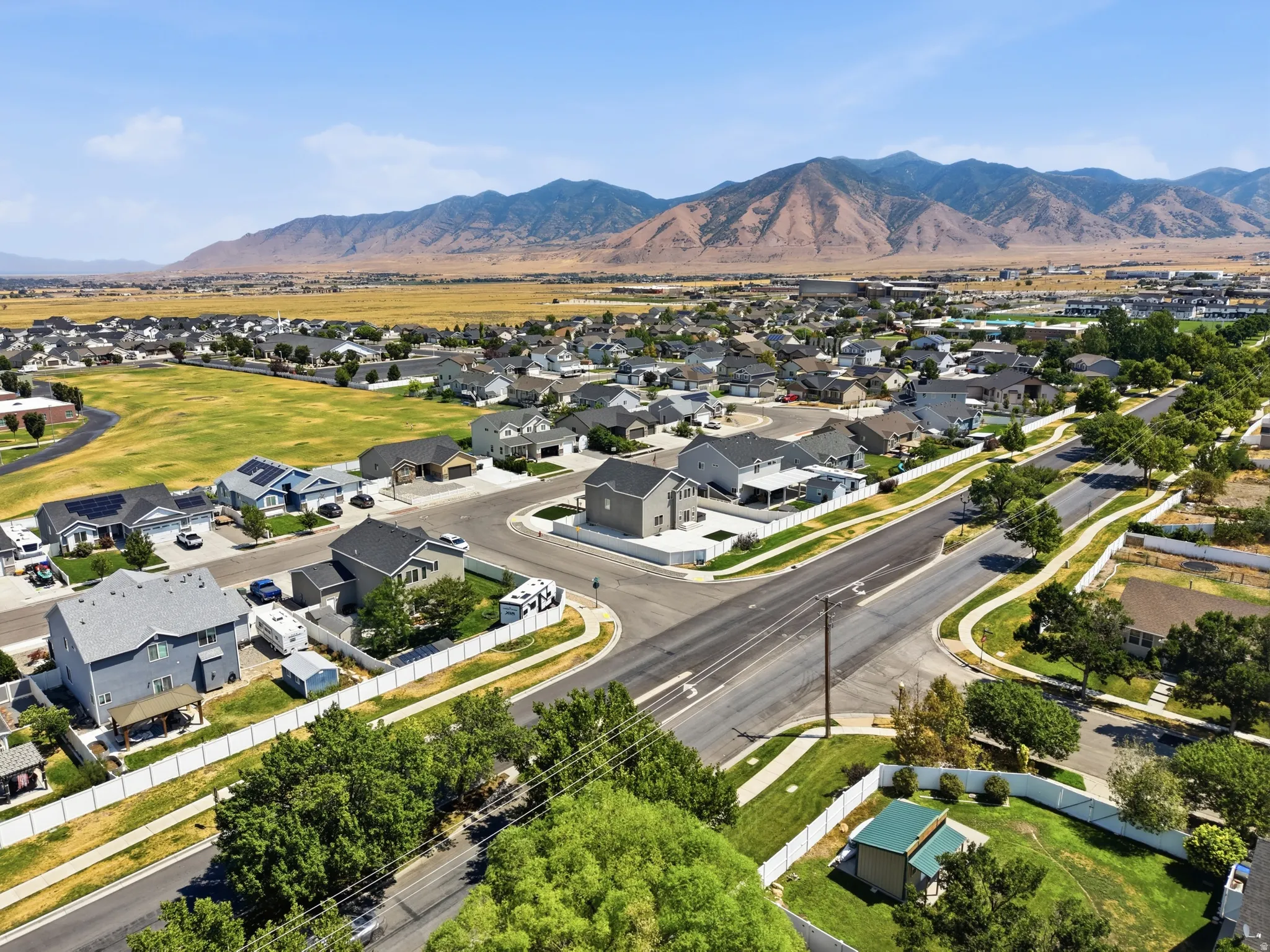 Expansive neighborhood featuring residential properties and mountainous terrain