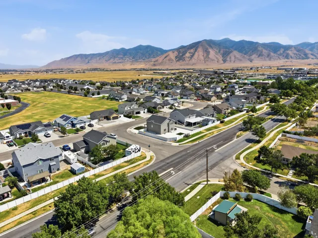 Expansive neighborhood featuring residential properties and mountainous terrain