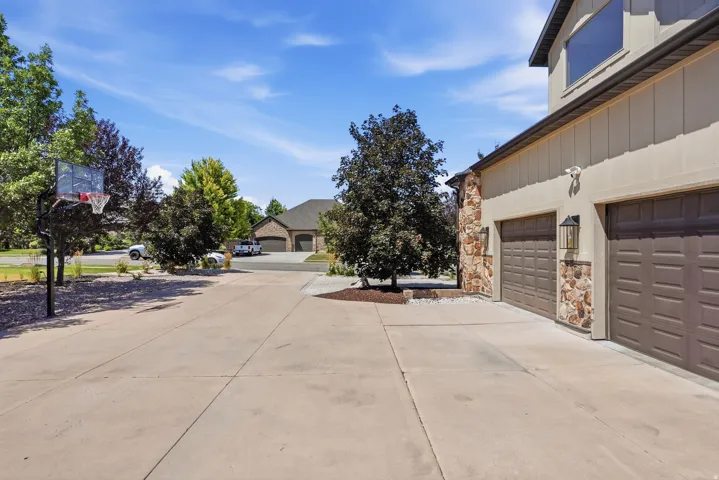 Expansive concrete driveway