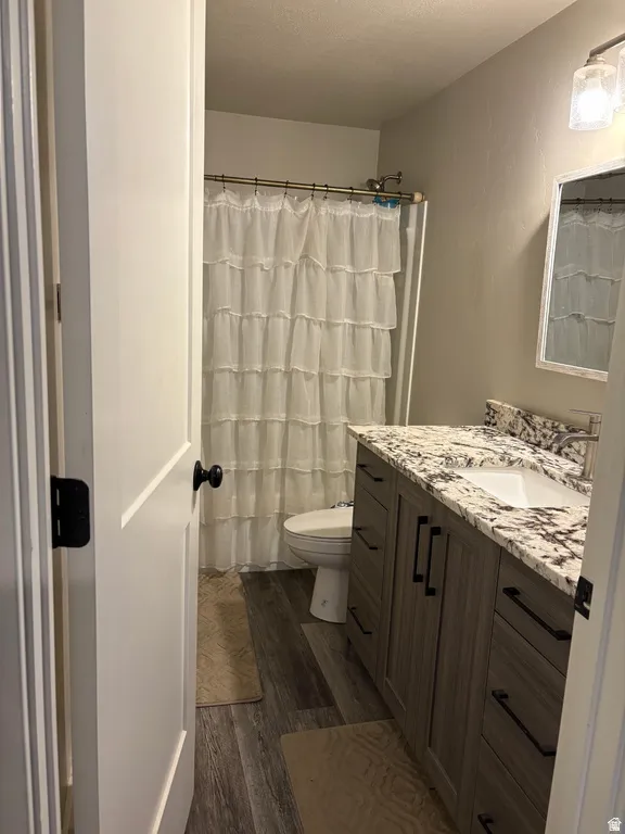 Full bathroom with tub/shower combination