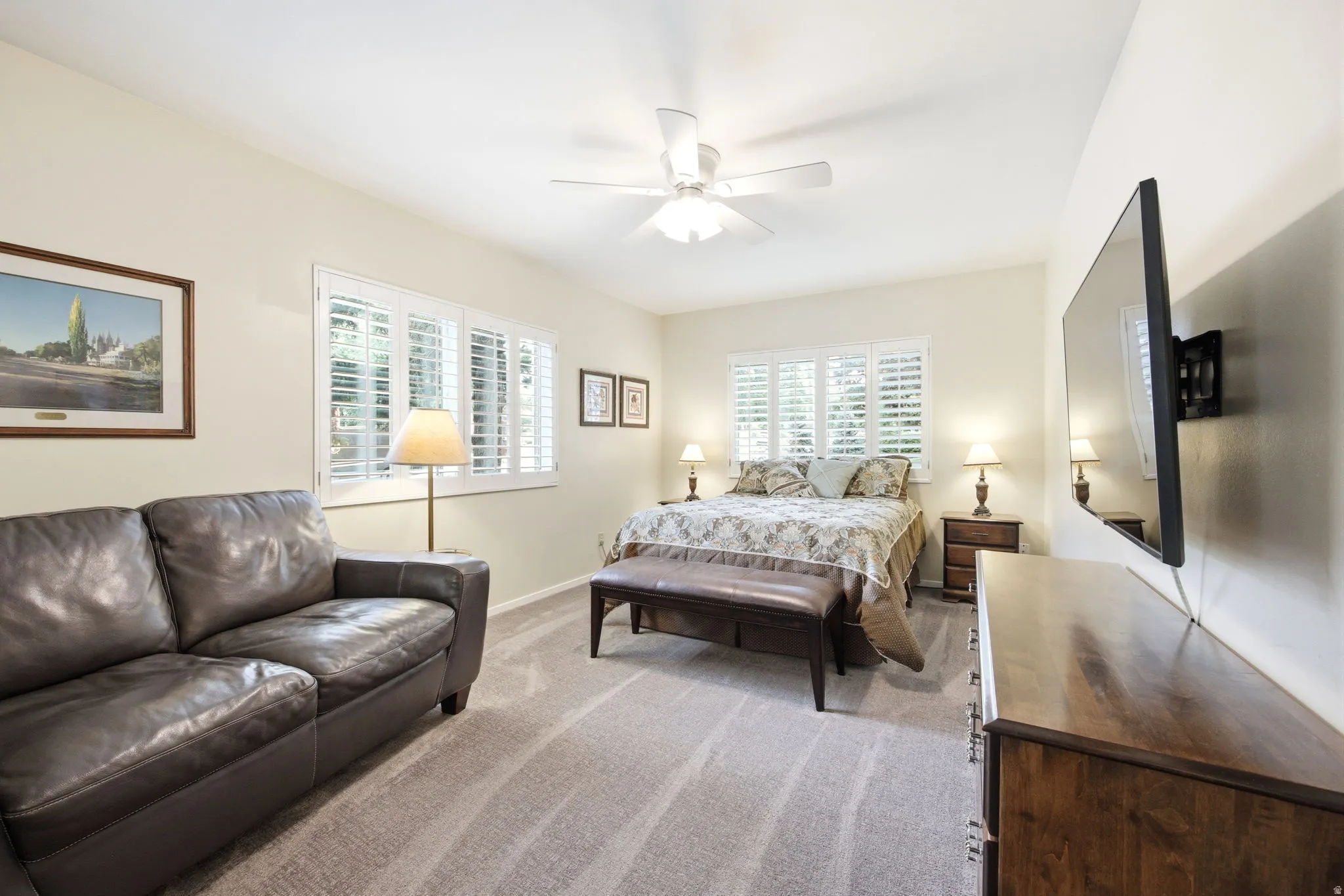 Neutral wall paint with carpet flooring