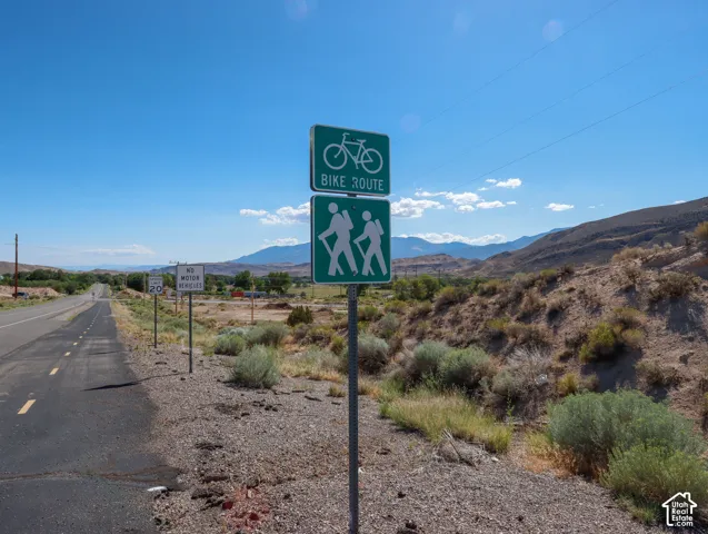 Roadside bike and pedestrian route signage