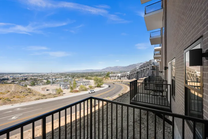 Balcony offering expansive distant city and mountain scenery