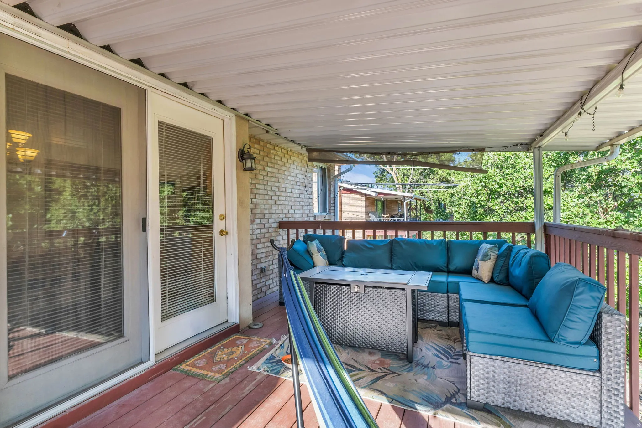 Covered outdoor deck featuring a wood-finish floor and white ceiling