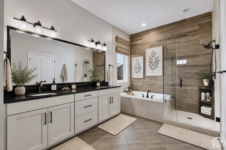 Dual vanity with black countertops and matte black fixtures