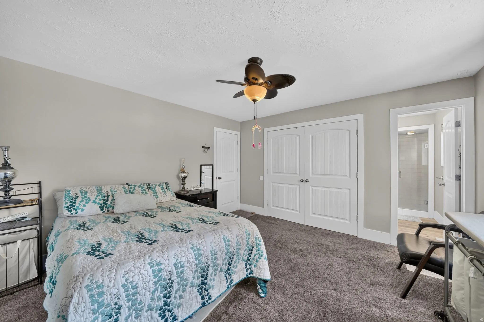 Neutral-toned walls, textured ceiling, and gray carpeting