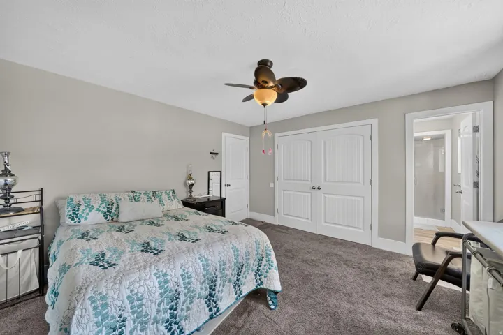Neutral-toned walls, textured ceiling, and gray carpeting