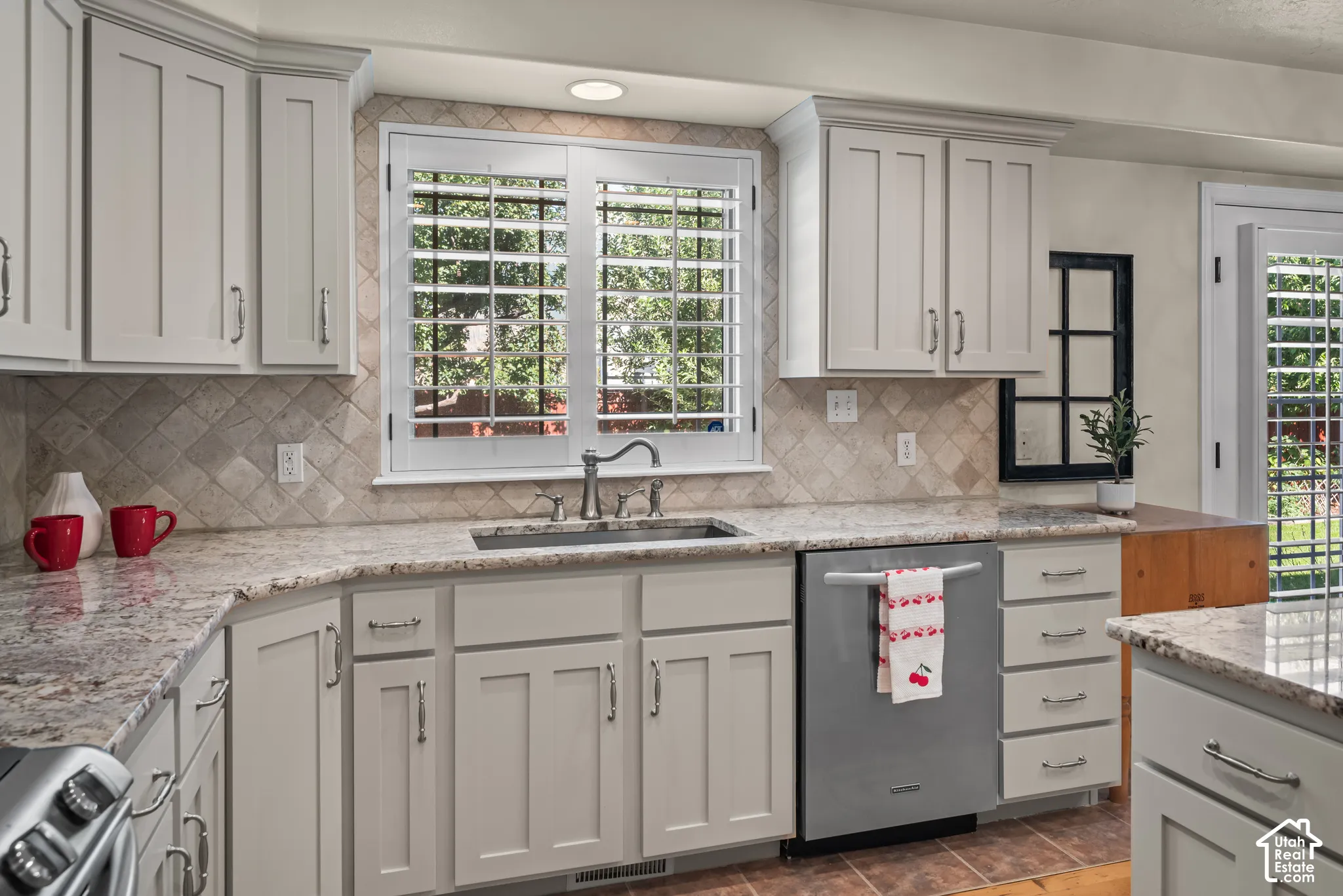 beautiful stone tile backsplash