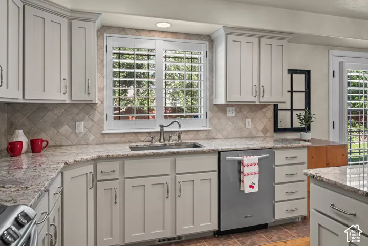 beautiful stone tile backsplash