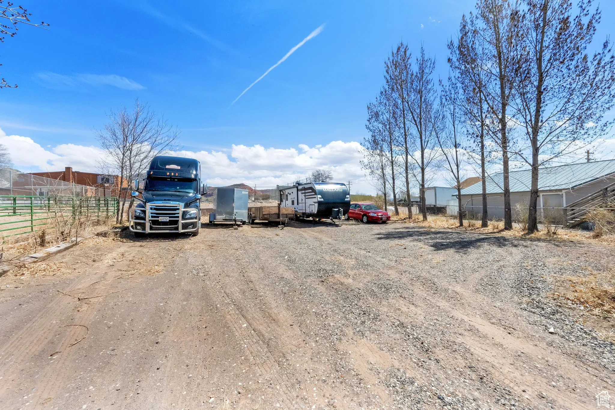 Expansive gravel driveway offering substantial parking space