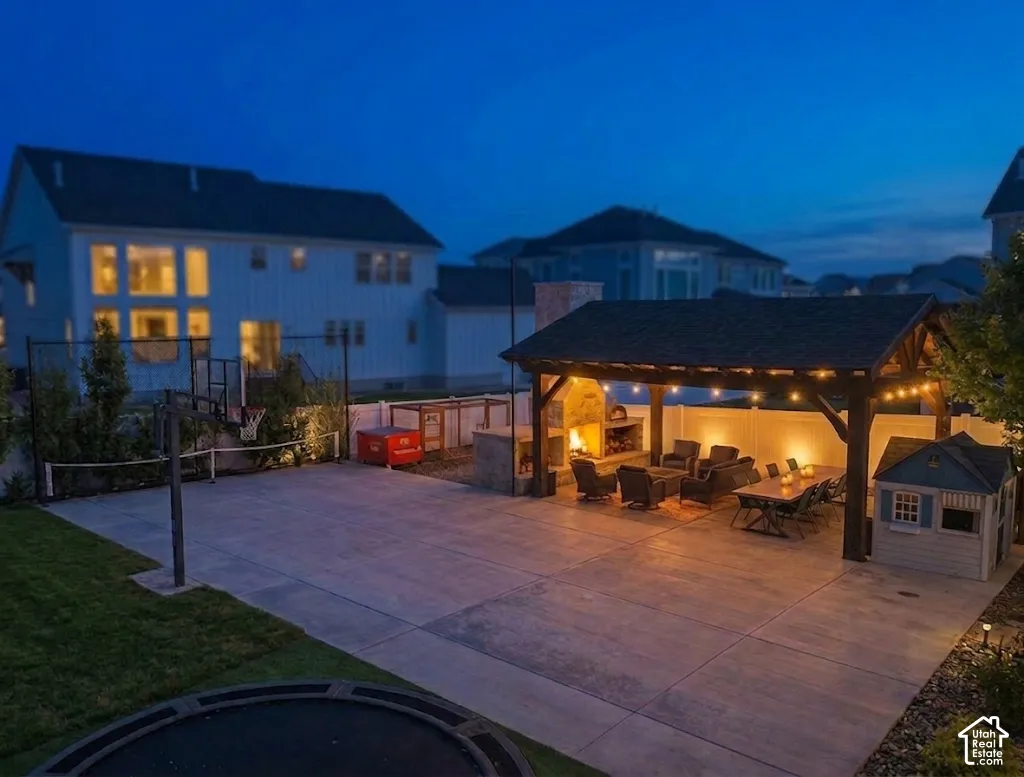 Backyard resort with pavilion, wood fired pizza oven, movie screen &pickleball/sports court