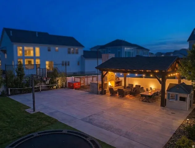 Backyard resort with pavilion, wood fired pizza oven, movie screen &pickleball/sports court