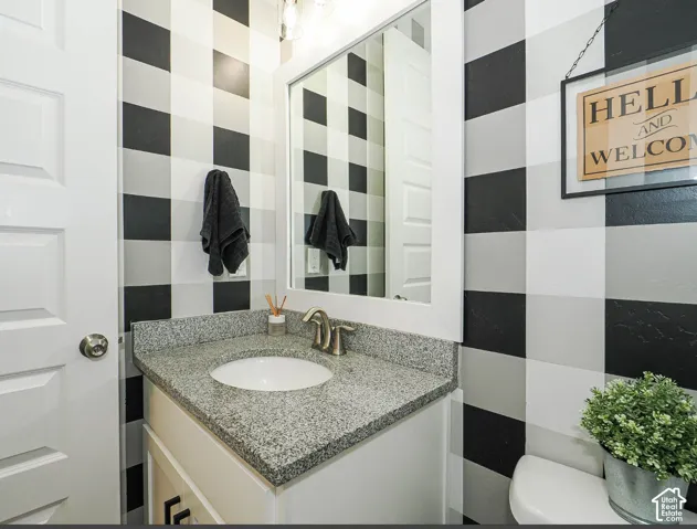 Cute half bath just off the mud room