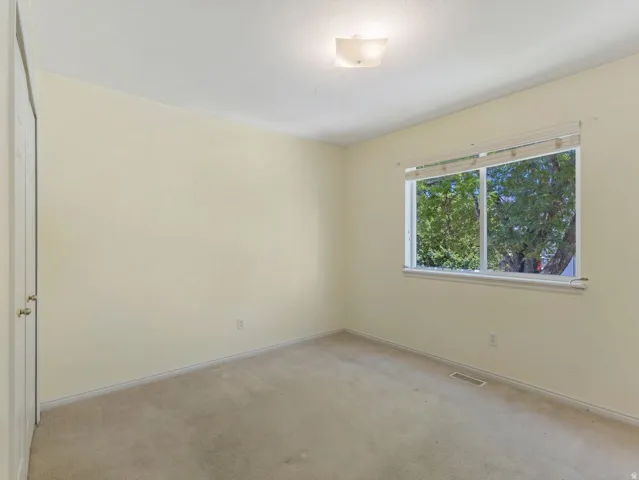 Neutral wall tones with carpet flooring