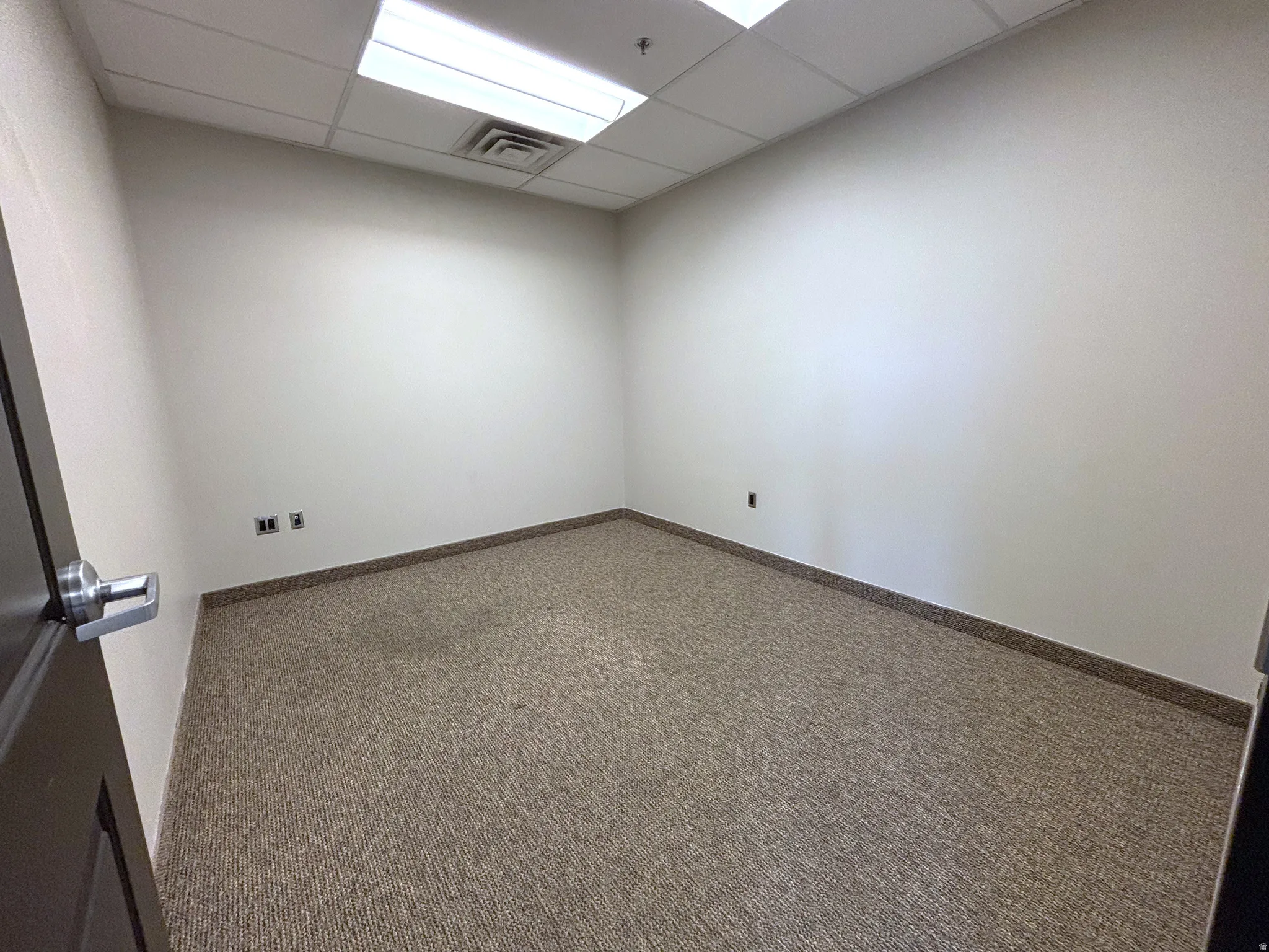 Neutral-toned carpet flooring with coordinating baseboards