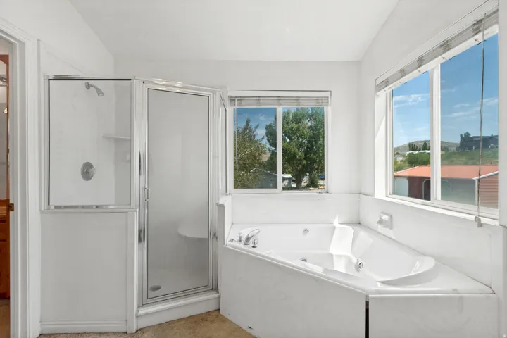 Corner jetted tub with multiple windows