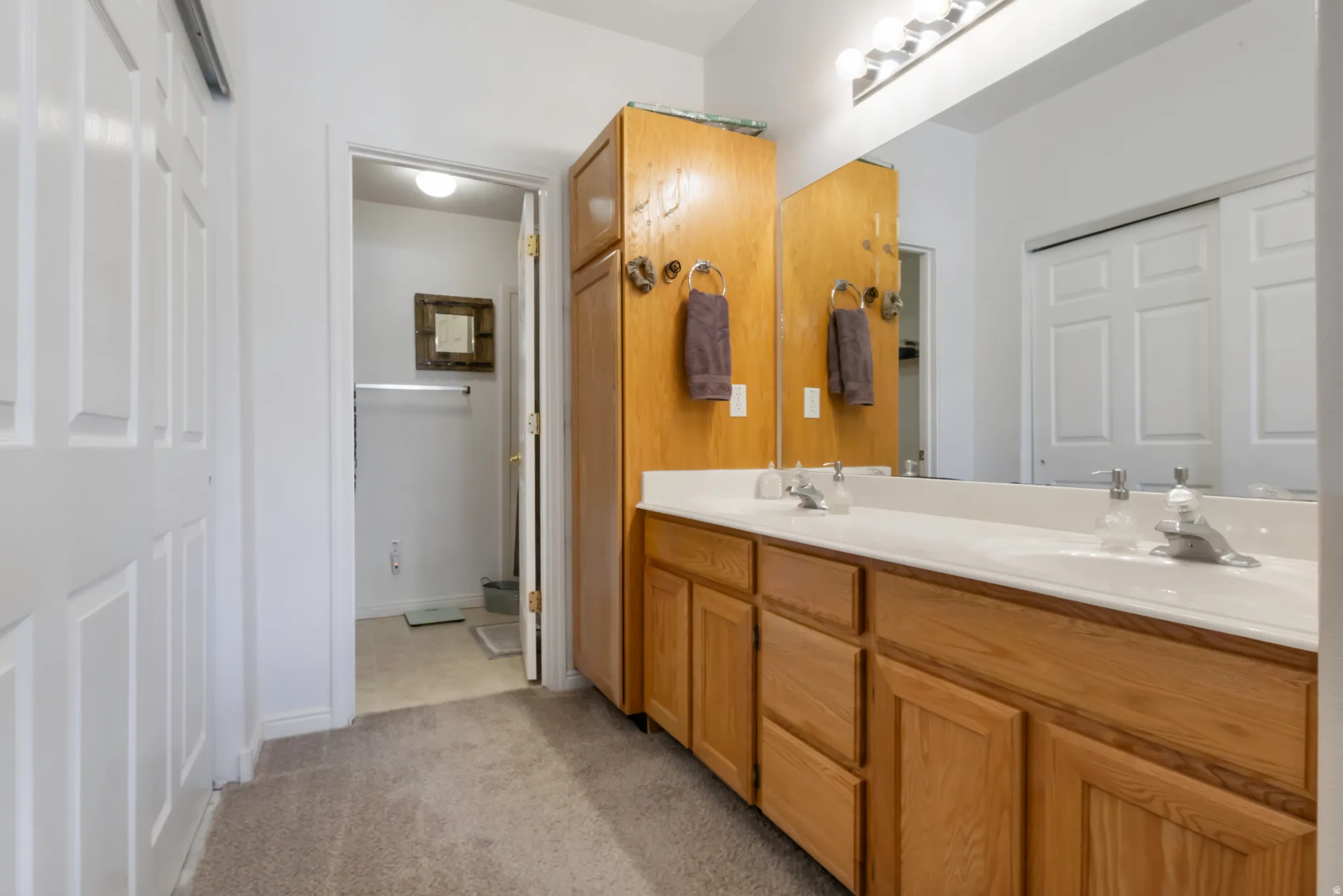 Double vanity with integrated sinks and chrome faucets
