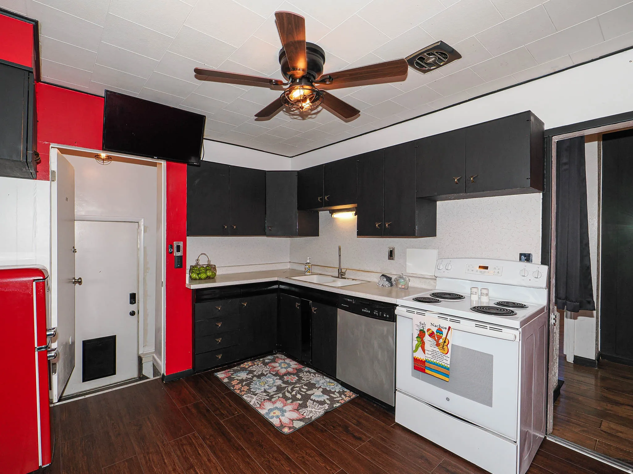 A nice eat-in kitchen. Bright colored walls. opens to side yard.