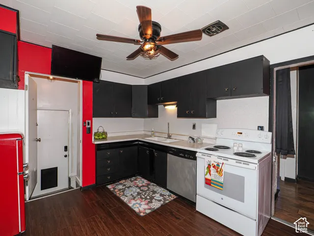A nice eat-in kitchen. Bright colored walls. opens to side yard.