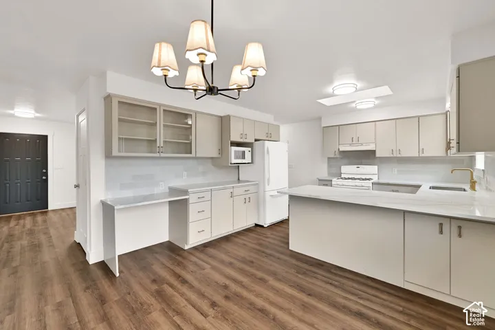 Kitchen featuring wood-finish flooring and a central island with countertop seating space