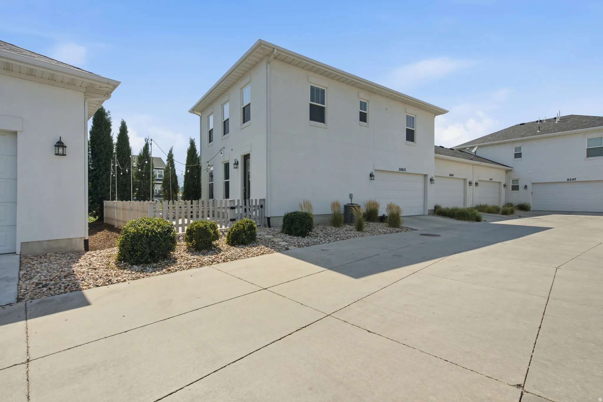 Exterior stucco finishes with multiple garage entries