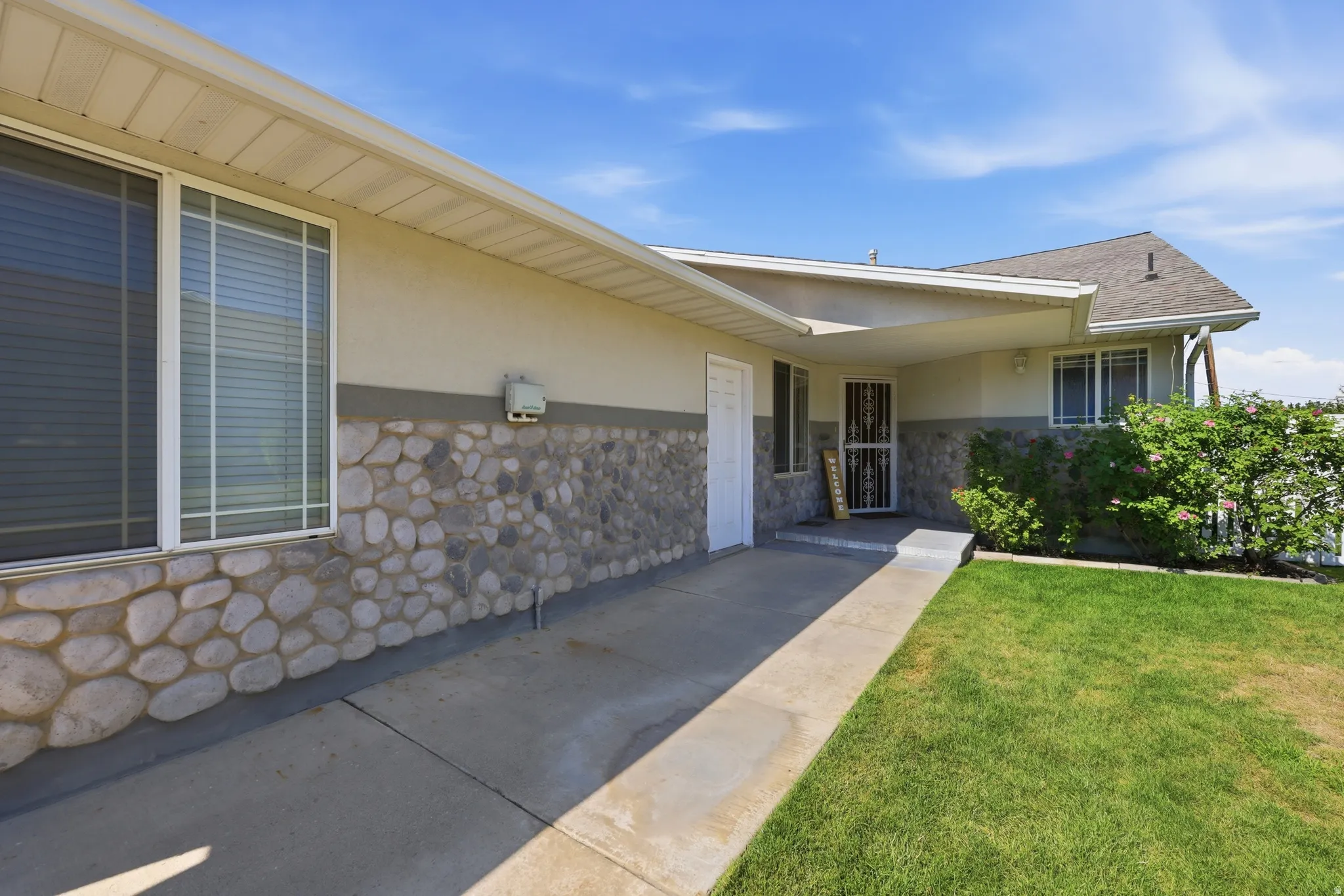 Exterior facade featuring stone veneer and stucco finishes