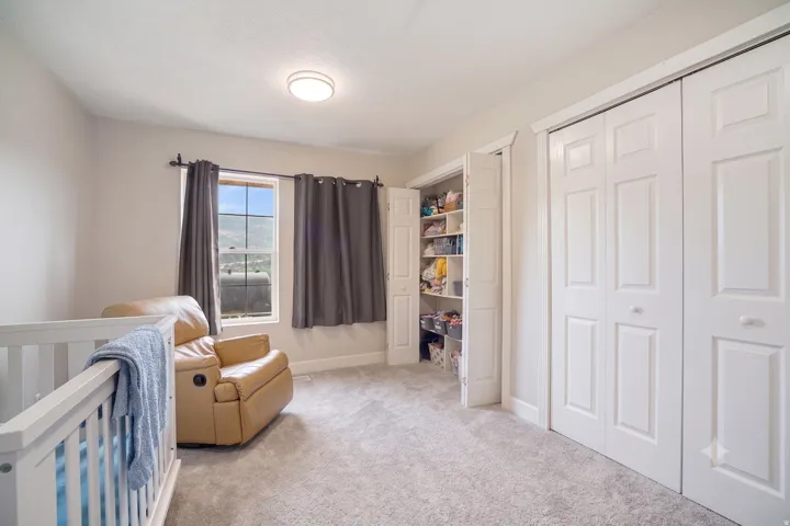 Neutral wall paint complements the light gray carpet flooring