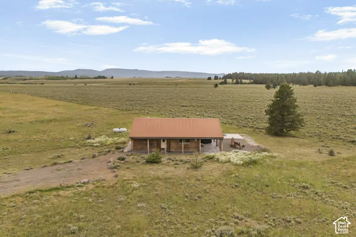 Charming rural residence situated on expansive grounds with panoramic landscape vistas
