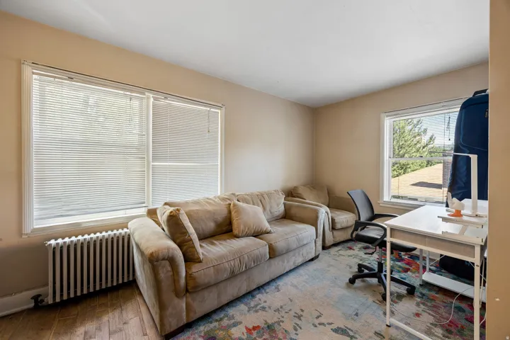 Light-toned walls with multiple windows featuring horizontal blinds