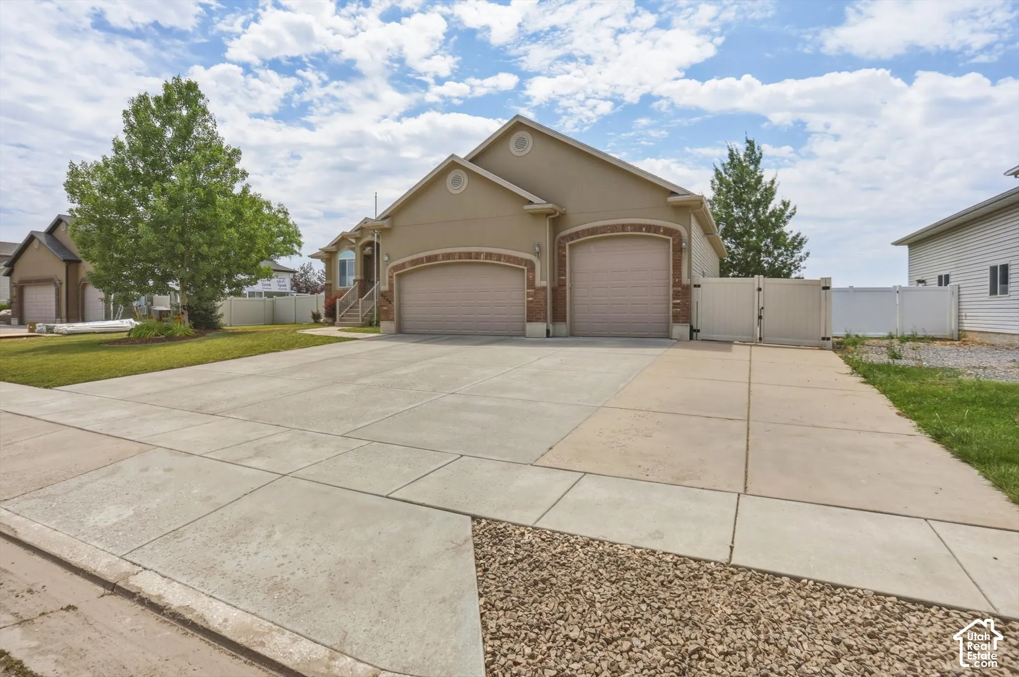 Large driveway, garage and fence to RV parking