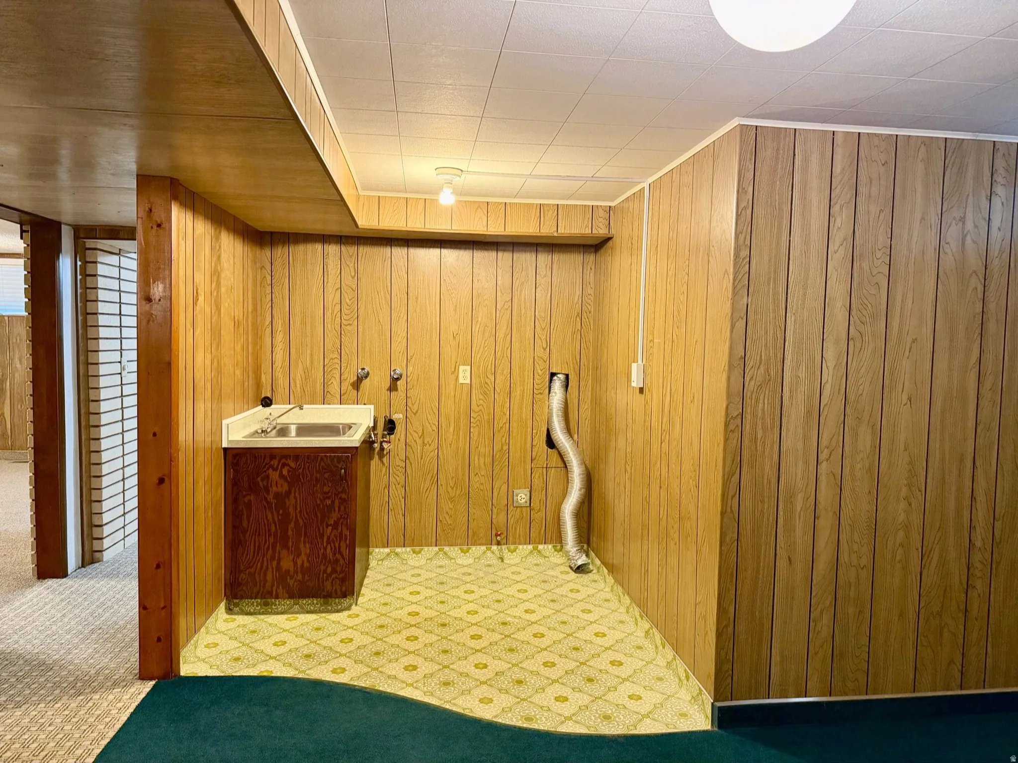 Laundry room with sink and plenty of room