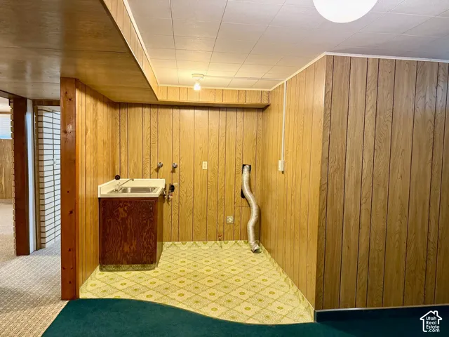 Laundry room with sink and plenty of room