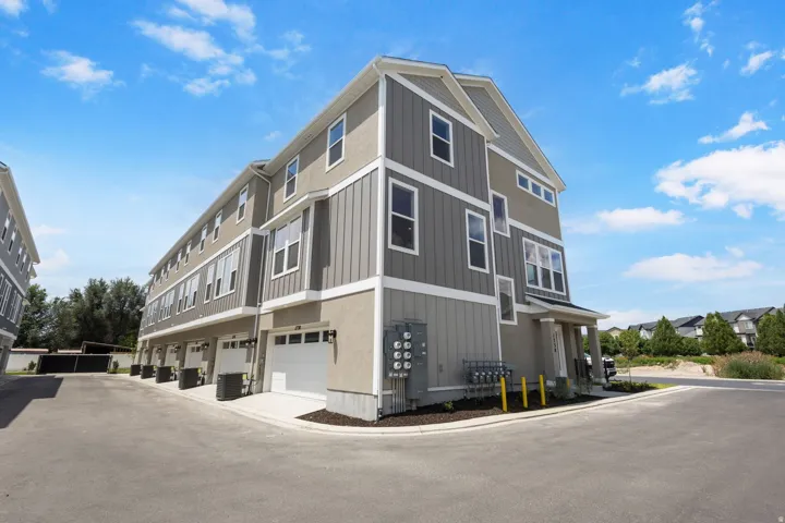 Contemporary townhome exterior featuring a stucco and siding facade