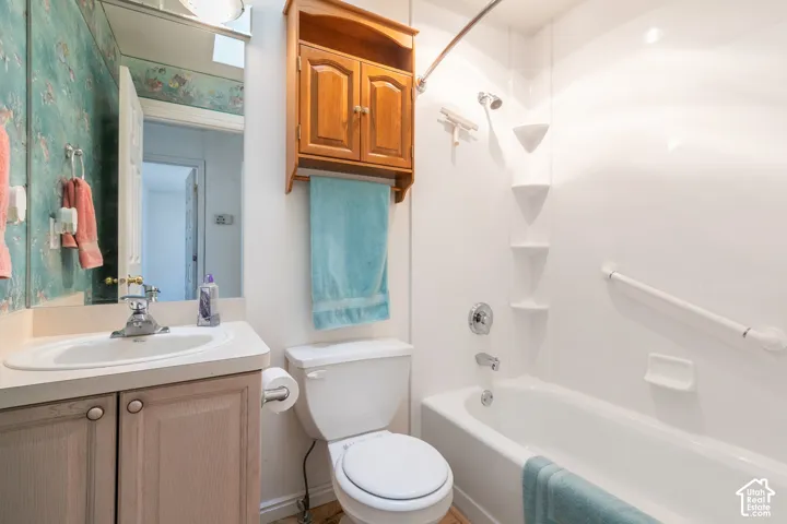 Guest suite Bath with skylight