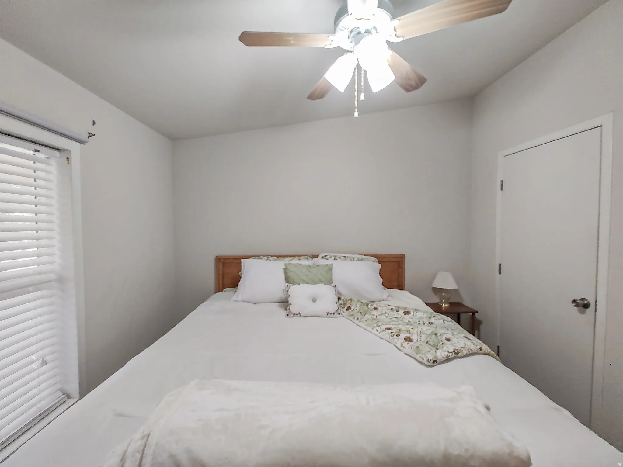 Neutral wall paint with a ceiling fan featuring integrated lighting