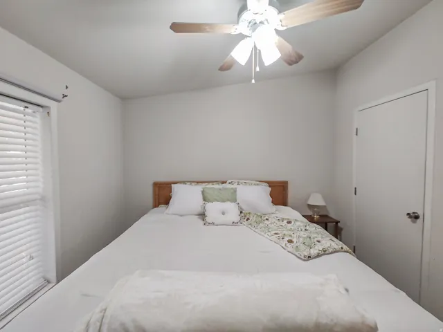 Neutral wall paint with a ceiling fan featuring integrated lighting